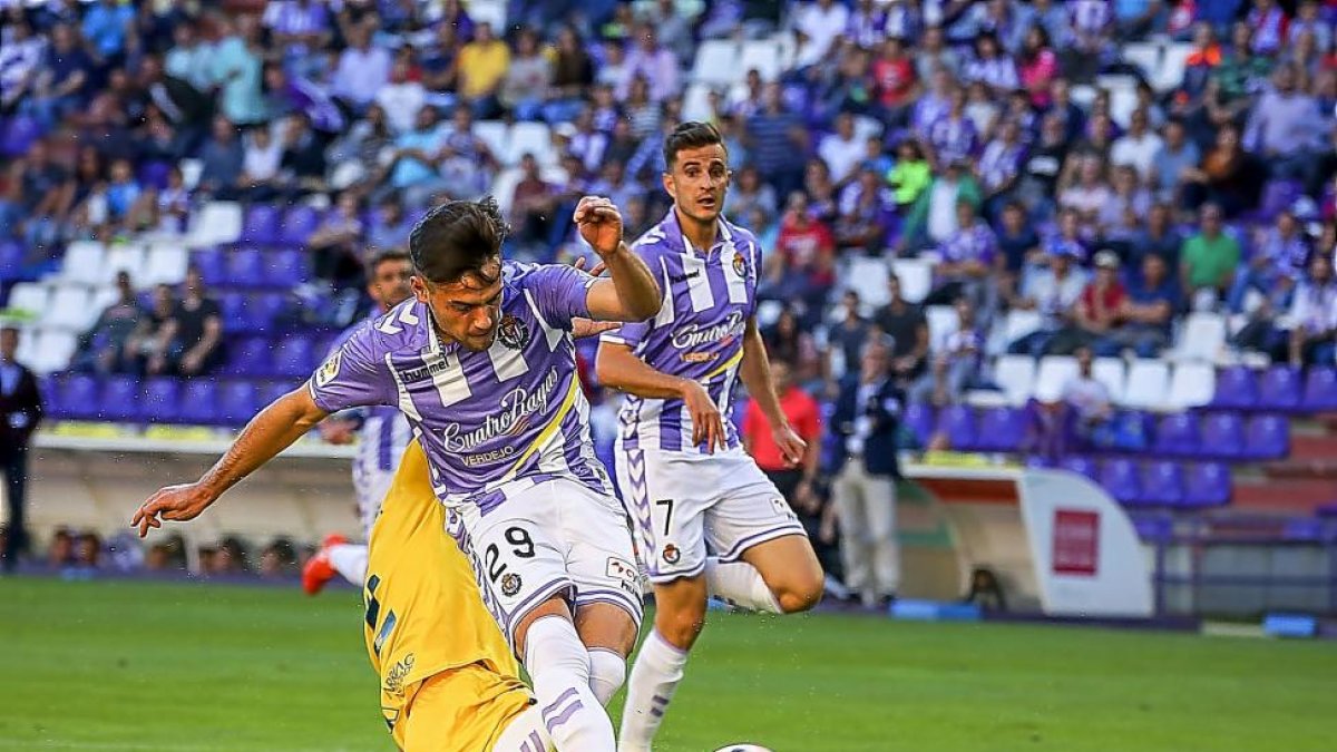 Jose chuta en la acción que supuso el segundo gol del Valladolid ante el Alcorcón.-MIGUEL ÁNGEL SANTOS