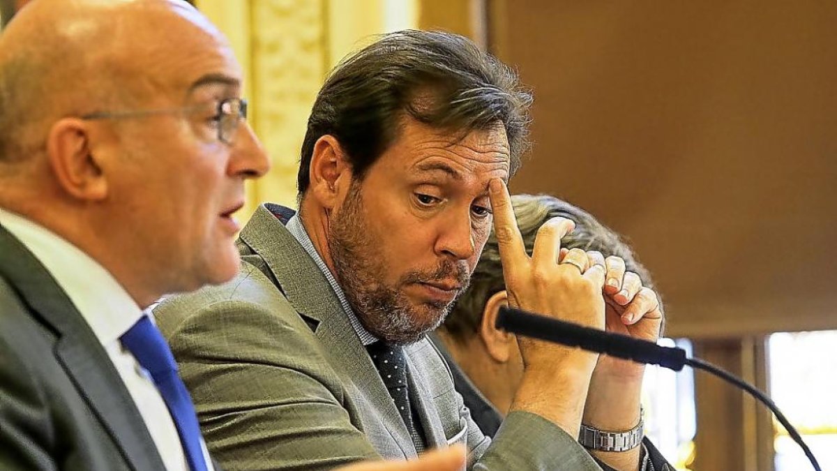 Jesús Julio Carnero y Óscar Puente juntos ayer en el salón de recepciones del Ayuntamiento.-MIGUEL ÁNGEL SANTOS/PHOTOGENIC