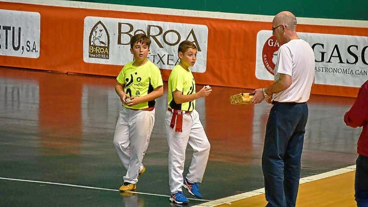 Lorenzo Barrio y Rafa Cadepons, el futuro de la pelota de Valladolid durante un partido en Amorebieta.-EL MUNDO