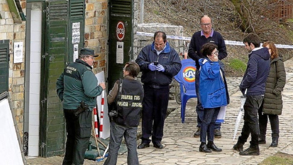 Cuerpos policiales y de seguridad poco después del accidente mortal en la playa Las Catedrales de Ribadeo.-EL PROGRESO