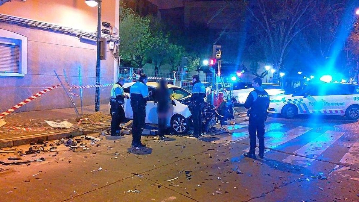 Los agentes atienden a los conductores que sufrieron una colisión.-E. M.