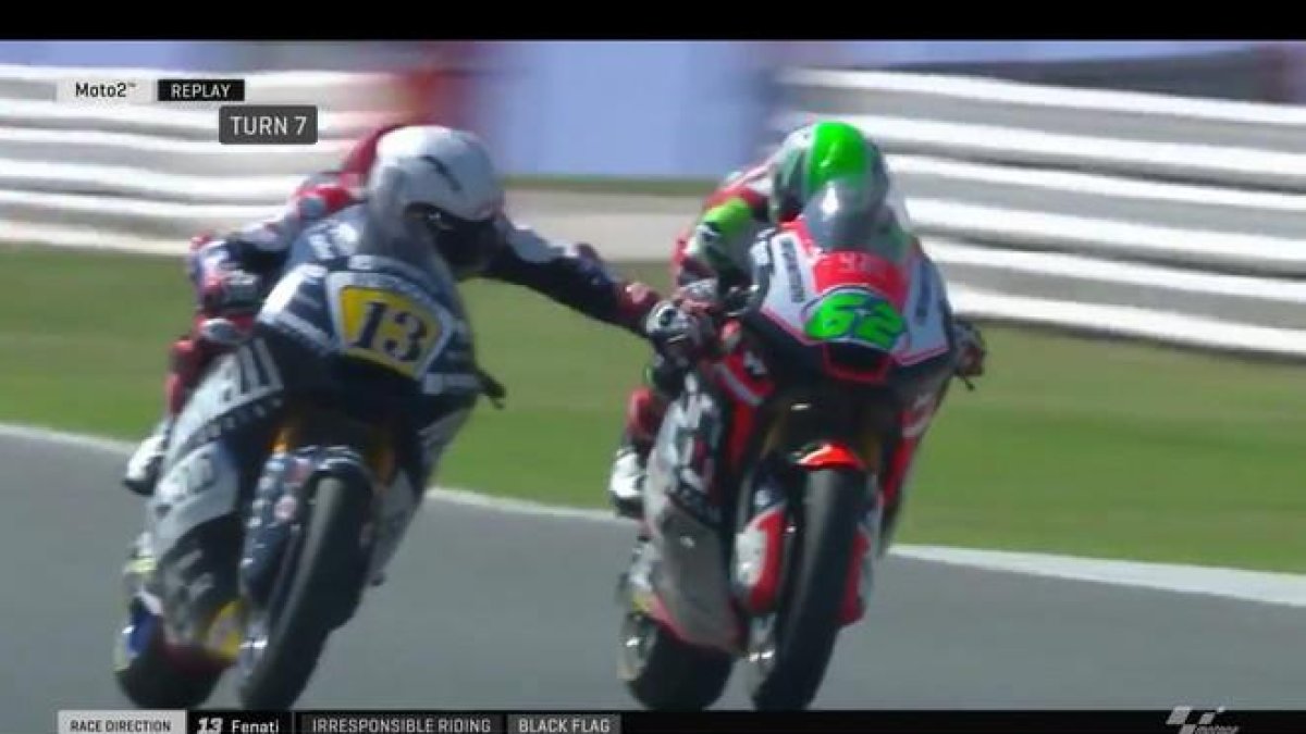 Romano Fenati toca el freno de la moto de Stefano Manzi.-