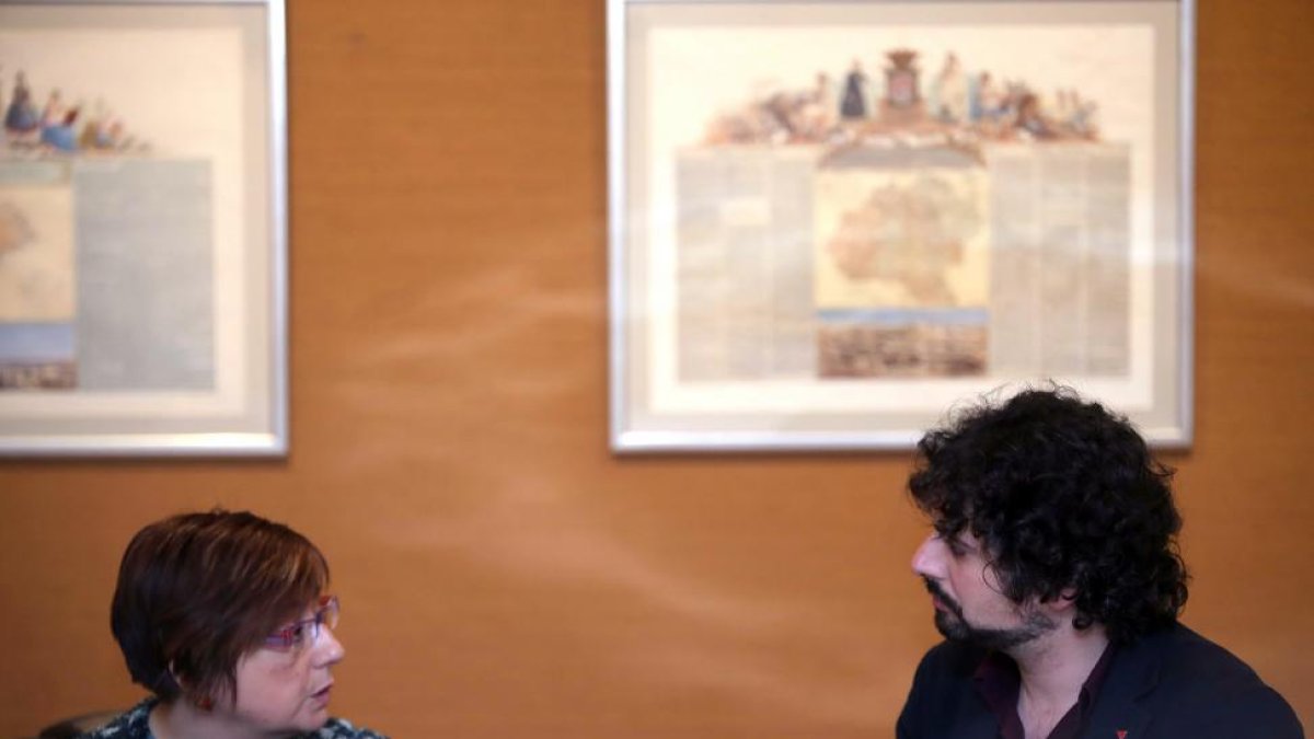 El procurador de IU en las Cortes, José Sarrión, se reúne con la representante de la Plataforma de Afectados del ELA, Pilar Pérez-Ical