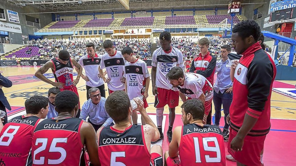Publicidad del nuevo patrocinador principal en la espalda de las camisetas de la pasada temporada.-PABLO REQUEJO