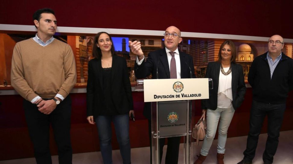 El presidente de la Diputación de Valladolid, Jesús Julio Carnero, apeló hoy a los valores de libertad y convivencia democrática, “que nunca se deben perder en la sociedad”, dijo en su intervención en la tradicional recepción navideña a los medios de comu-Ical