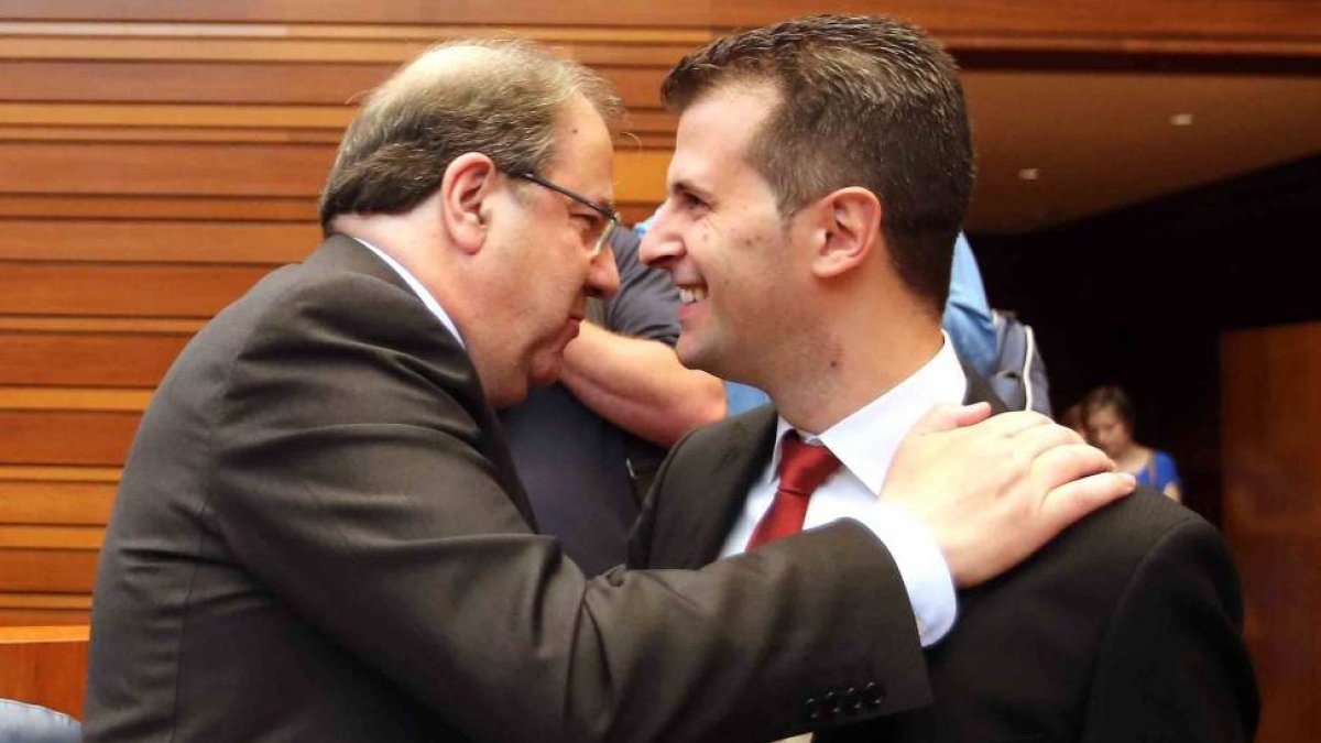 El candidato a la Junta de Castilla y León, Juan Vicente Herrera, saluda al portavoz socialista, Luis Tudanca, antes de iniciar su intervención en el debate de investidura-Ical