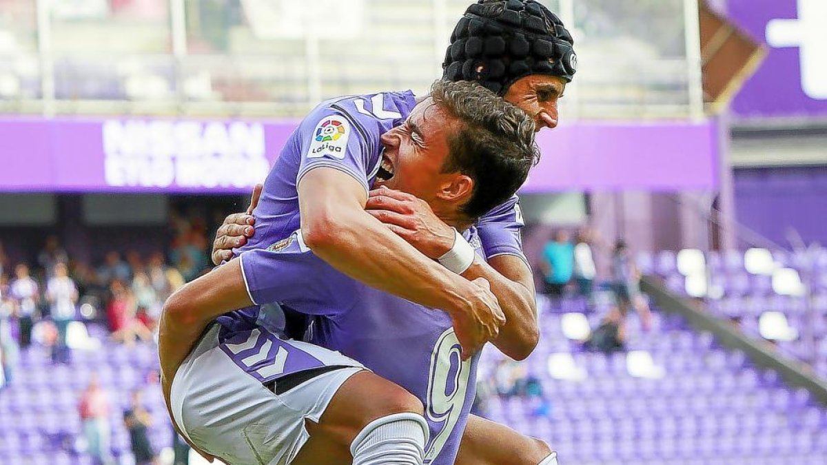 Luismi y Mata celebran el cuarto gol del Valladolid frente al Córdoba el pasado sábado.-J. M. LOSTAU