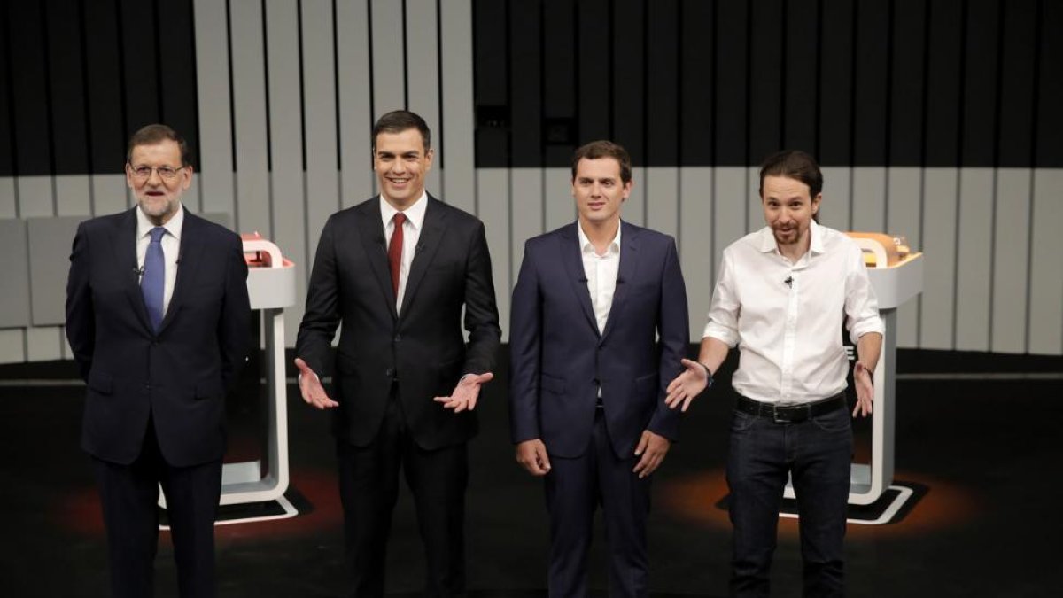 Mariano Rajoy, Pedro Sánchez, Albert Rivera y Pablo Iglesias, justo antes del debate a cuatro, el 13 de junio del 2016.-JOSÉ LUIS ROCA