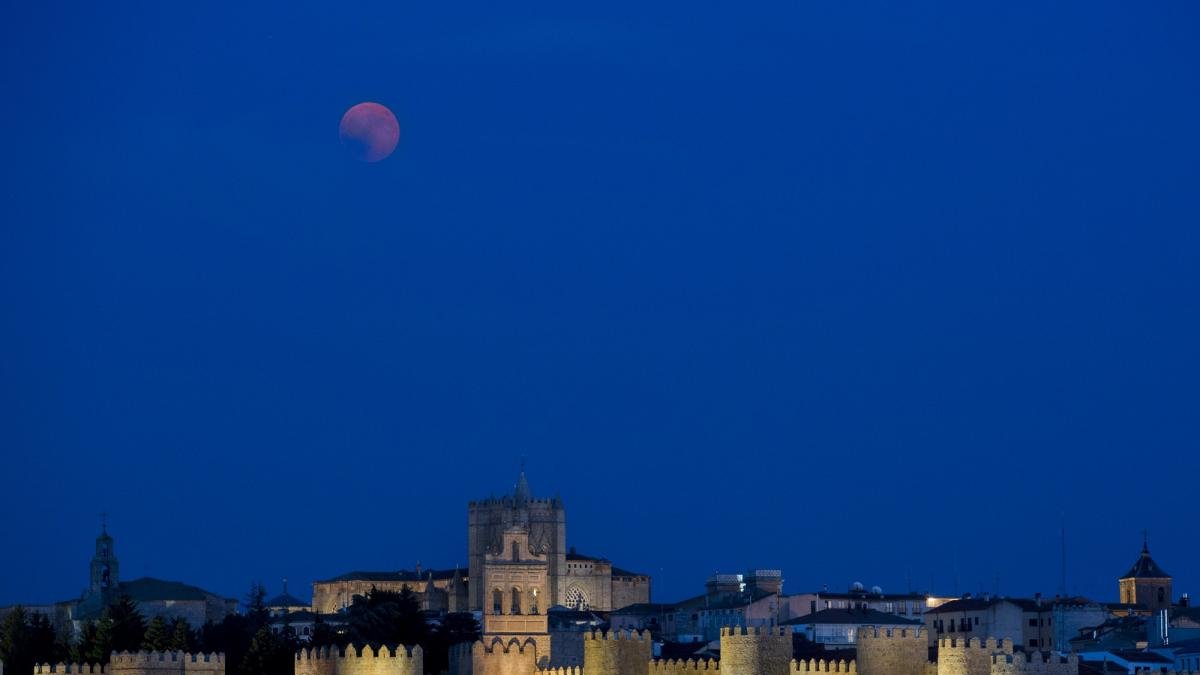 Eclipse de Luna en Ávila.-RICARDO MUÑOZ