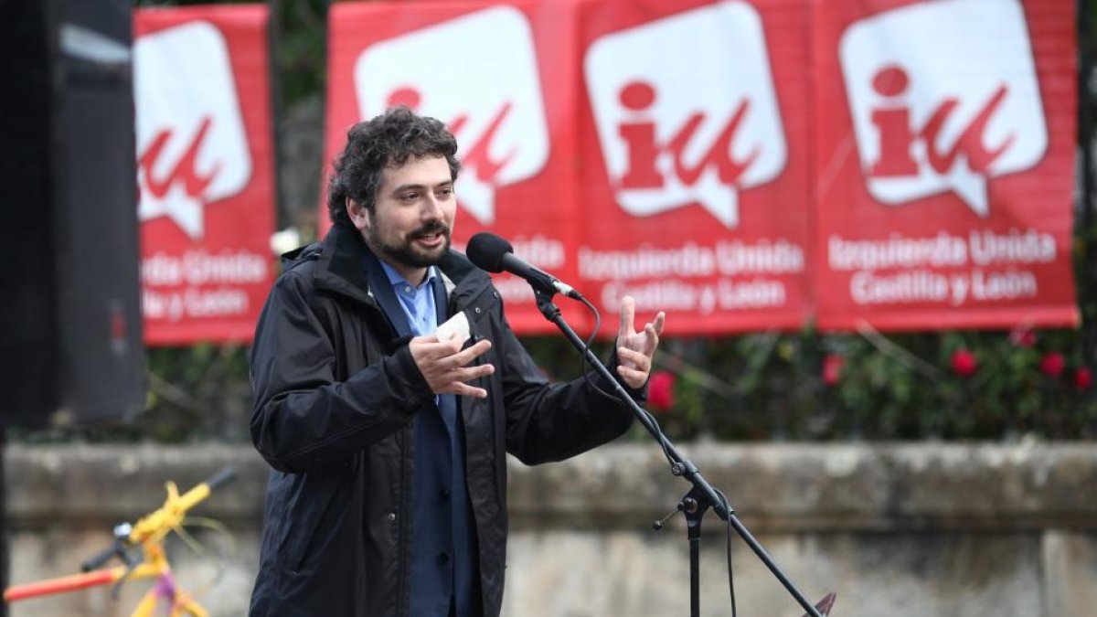 El procurador de IU-Equo, José Sarrión, participa en un acto electoral en Soria.-ICAL