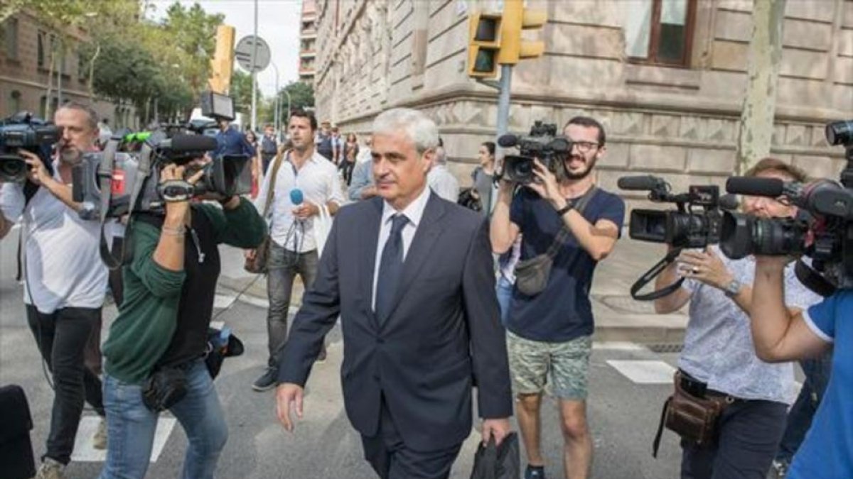Gordó sale de la Audiencia, acompañado de su abogado, el jueves-FERRAN SENDRA