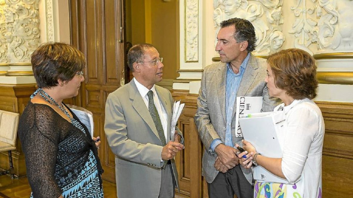 El concejal de Hacienda con su equipo, durante la presentación de las ordenanzas fiscales-El Mundo