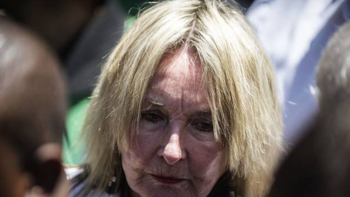 June Steenkamp, madre de Reeva, abandona el tribunal tras conocer la condena de cárcel a Pistorius, el 21 de octubre en Pretoria.-
