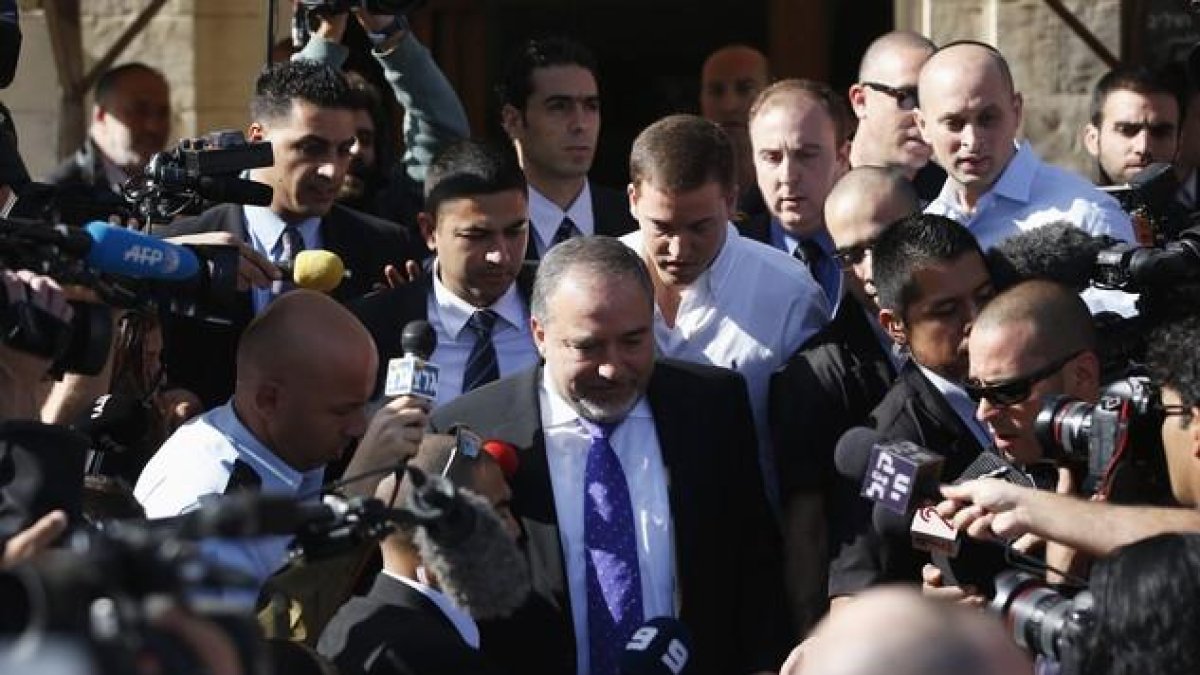 Avigdor Lieberman, rodeado de periodistas en Jersusalén.-REUTERS / DARREN WHITESIDE / REUTERS
