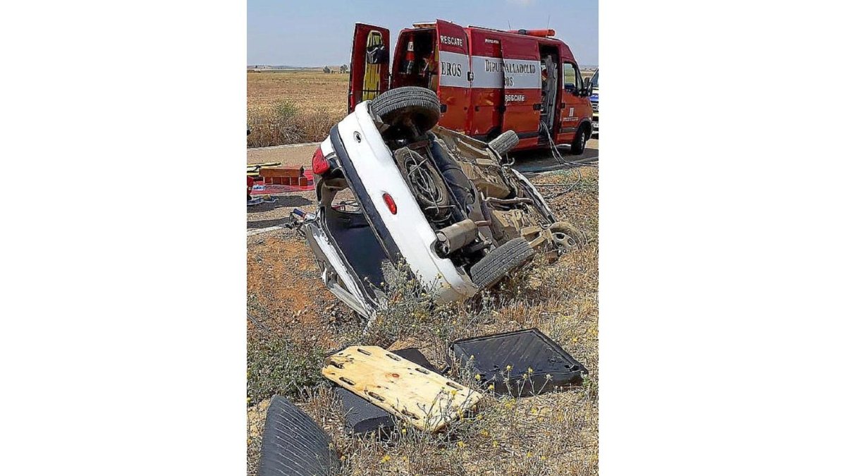 Vehículo siniestrado, en la vía entre Villanueva de los Caballeros y Urueña.-ICAL