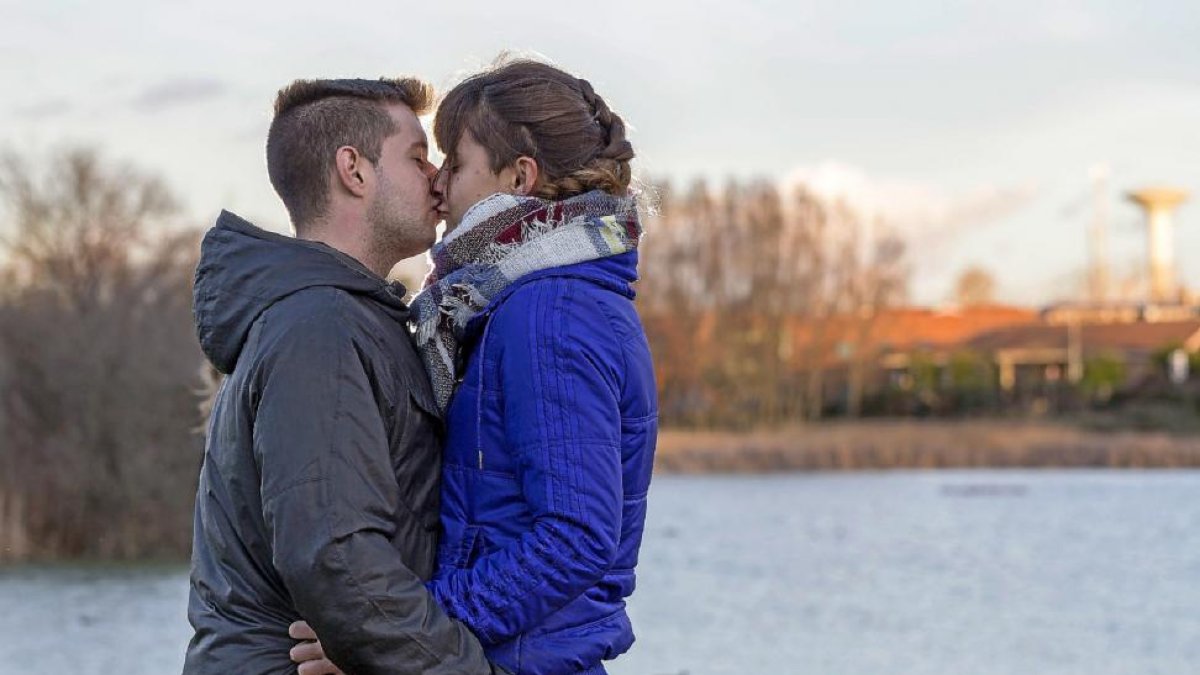 Una pareja se da un beso en los alrededores de Valladolid.-MIGUEL ÁNGEL SANTOS / PHOTOGENIC