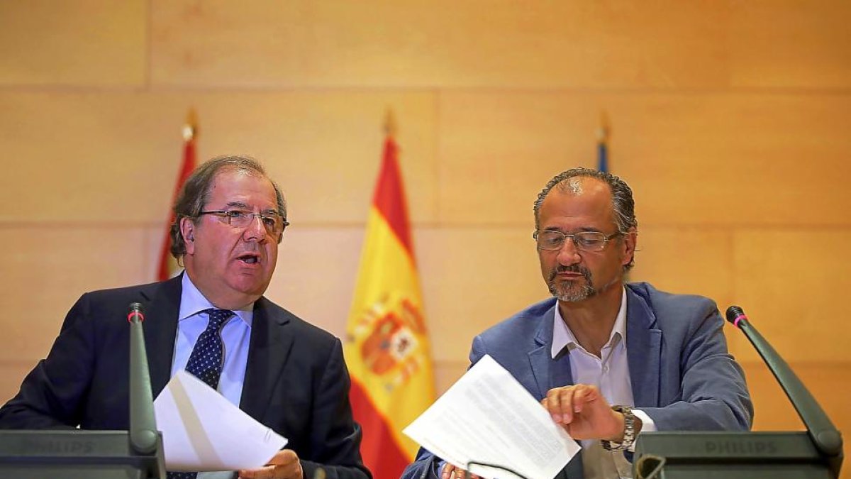 Juan Vicente Herrera y Luis Fuentes el 24 de junio de 2015 cuando firmaron el acuerdo para garantizar la investidura.-J.M.LOSTAU