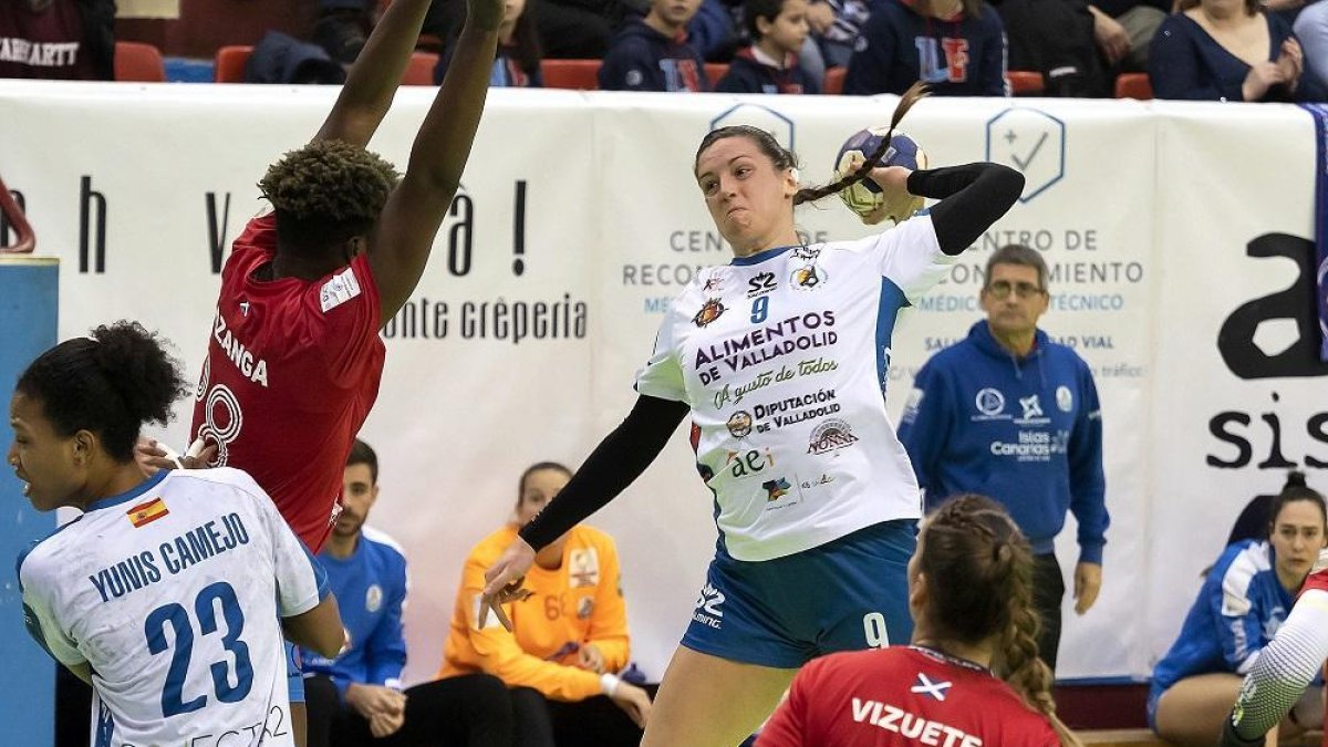 Iara Grosso trata de anotar ante el intento de bloqueo de Magda Cazanga.-PABLO REQUEJO
