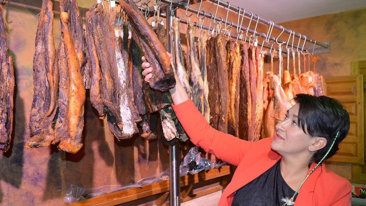 Elaboran cecina de vaca y a veces también de cabra, «con unas 60 piezas» al año pocas, ya que tiene un sabor muy exclusivo».-E.M.