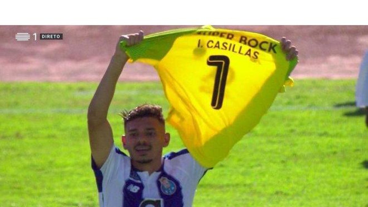 Tiquinho Soares muestra la camiseta con el nombre de Casillas tras marcar el primer gol del oporto en la Copa.-