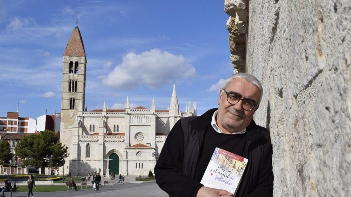 Miguel Ángel Galguera, con su último libro en las manos, en la plaza de Portugalete (Valladolid).-