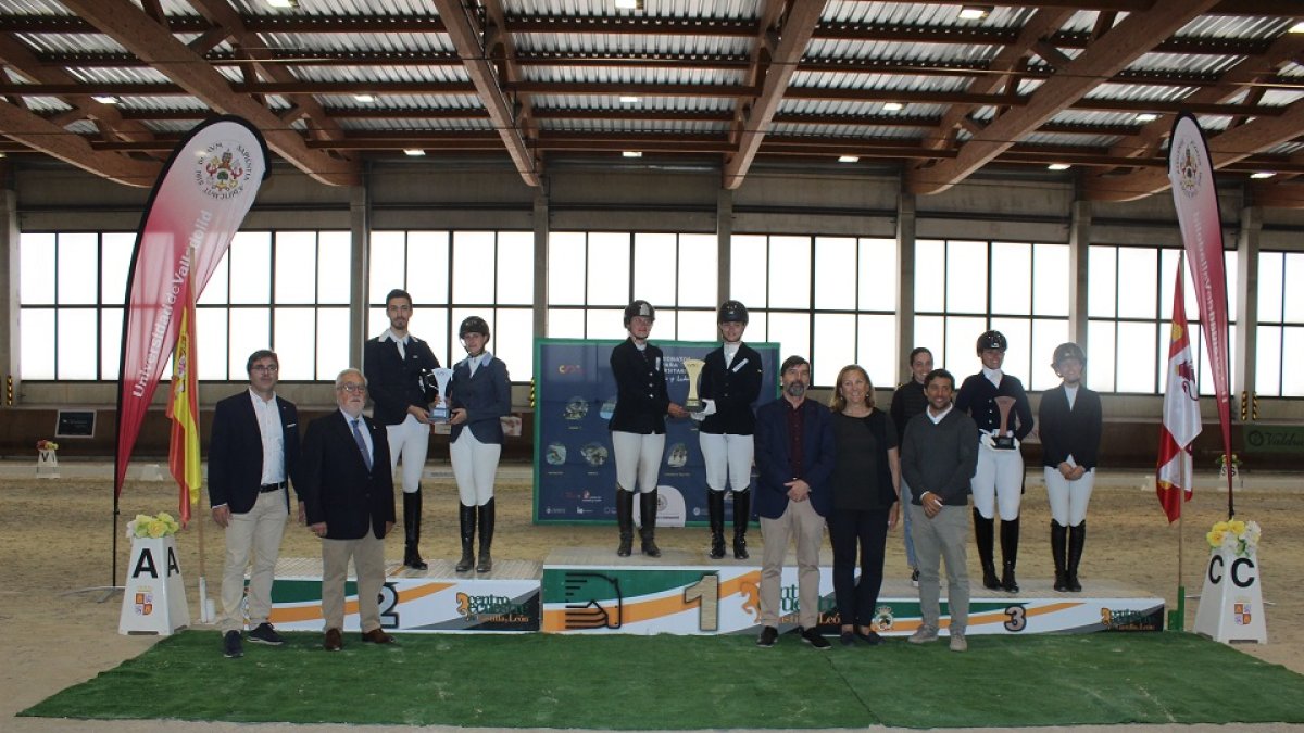 Podio por equipos. / EL MUNDO