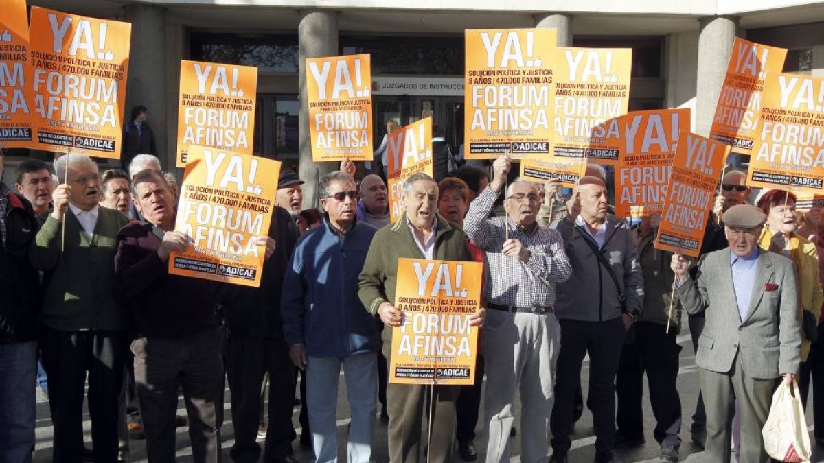 Afectados de Forum Afinsa, protestan a las puertas del juzgado de Plaza de Castilla, durante la celebracion del juicio del concurso de acreedores de Forúm Filatélico-Ical