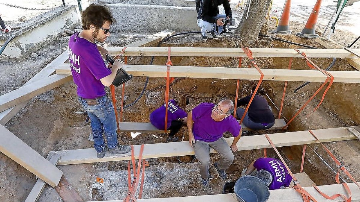 Trabajo en las fosas del cementerio de El Carmen.-J.M. LOSTAU
