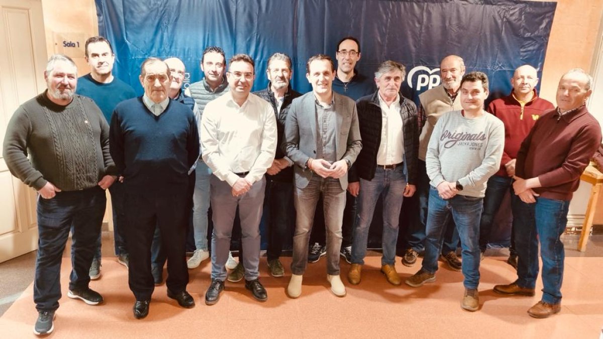Candidatos del PP presentados en Peñafiel. E.M.