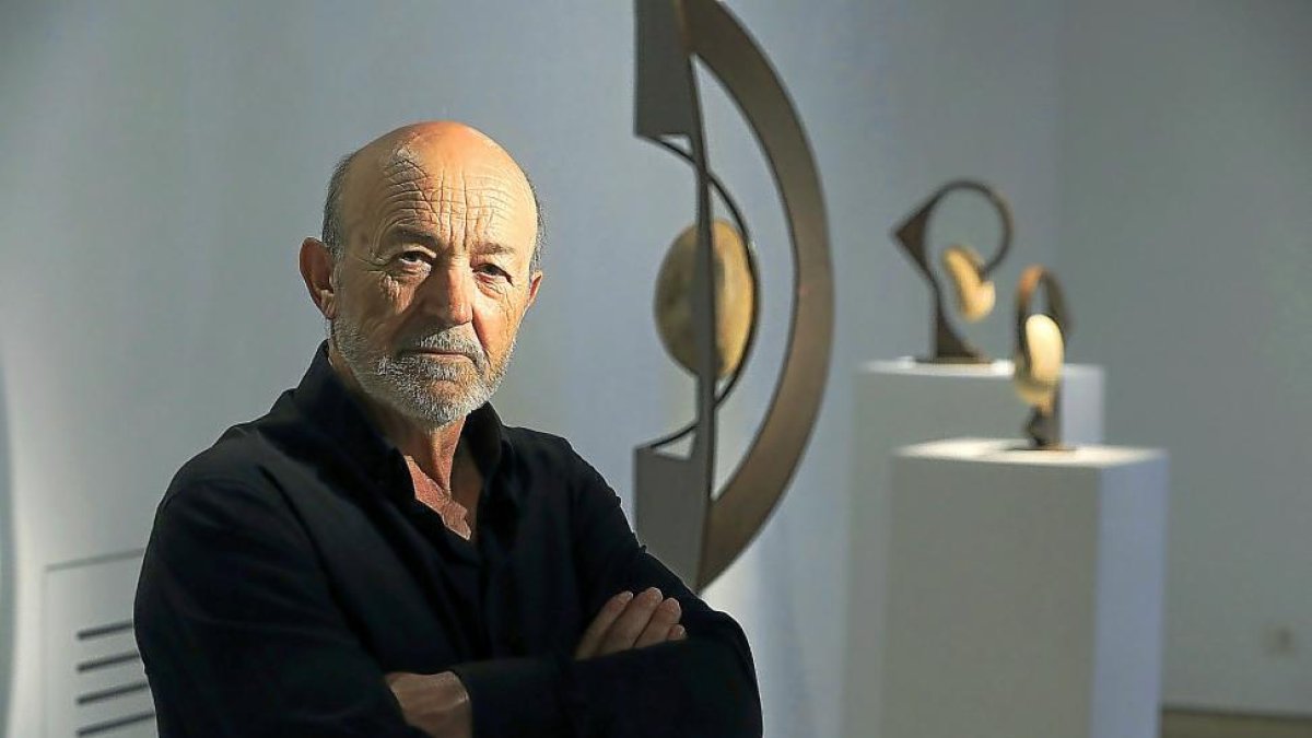 Felipe Rodríguez ‘Pipe’ junto a una de las obras de ‘Curvatura’ qu epodrán contemplarse en la sala de exposiones de Pimentel hasta el 9 de julio-EL MUNDO