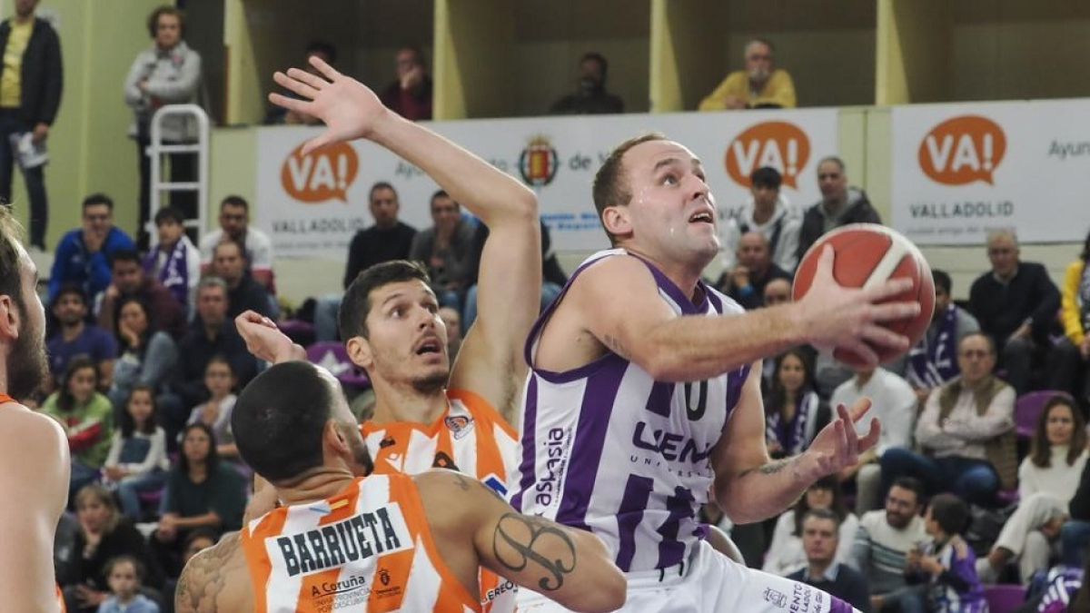 El ‘francotirador’ Devin Schmidt penetra a canasta en el partido ante Coruña. / PHOTOGENIC