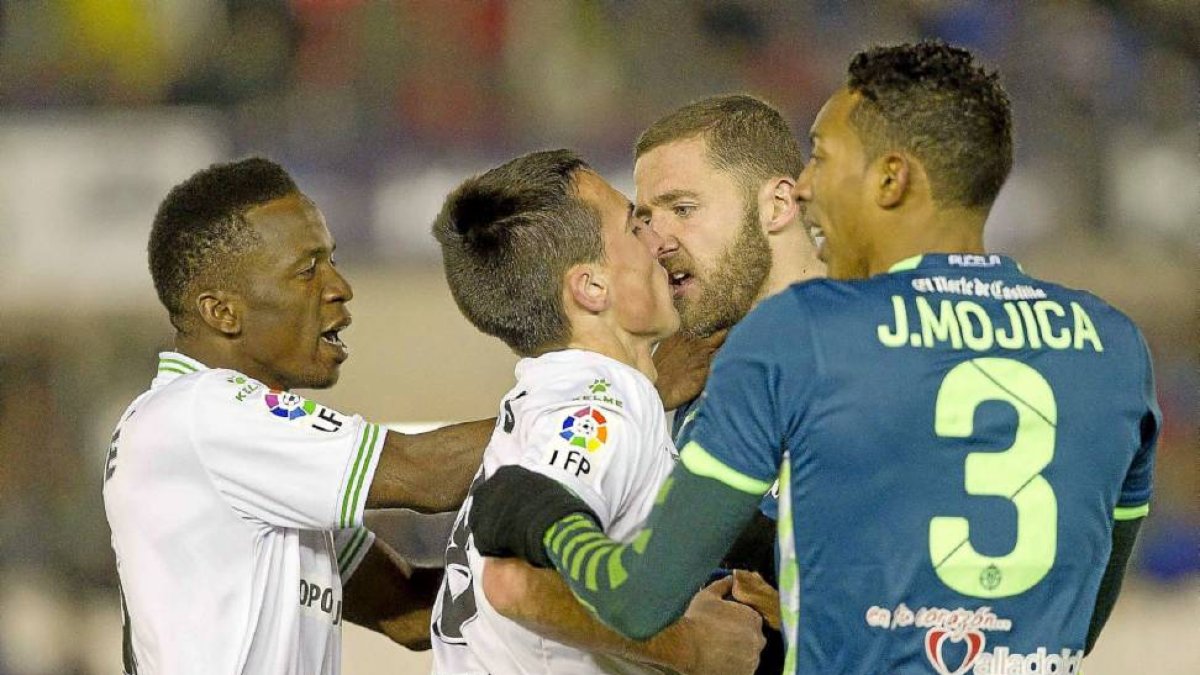 Koné y Mojica intentan separar a Fede y Timor, que se encararon en el partido disputado en El Sardinero-David S. Bustamante
