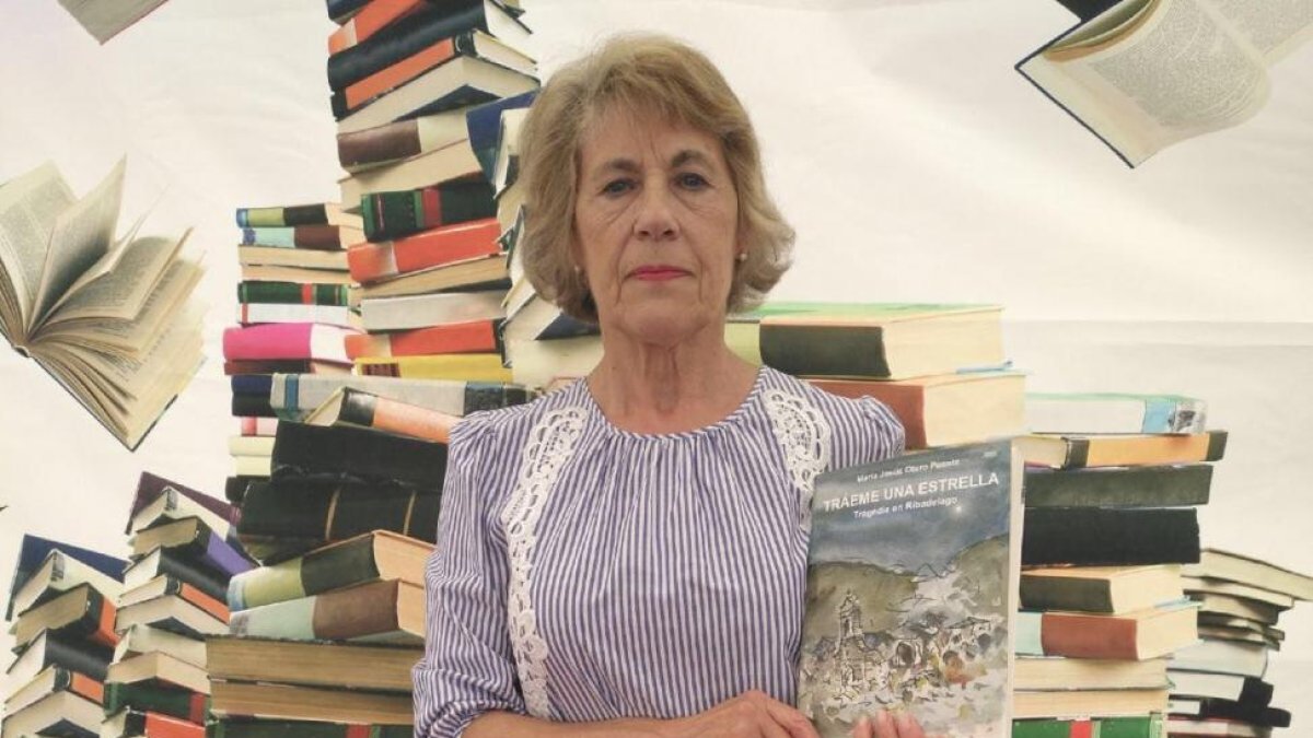 La zamorana María Jesús Otero, con su libro sobre la tragedia de Ribadelago ‘Tráeme una estrella’, en una de sus recientes presentaciones por la geografía de Castilla y León.-ARGICOMUNICACIÓN