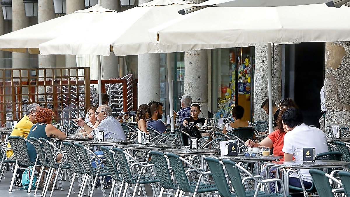 Terraza de un establecimiento de la plaza Mayor.- E.M.