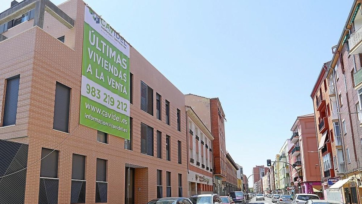 Cartel de venta en un bloque de viviendas de Valladolid.