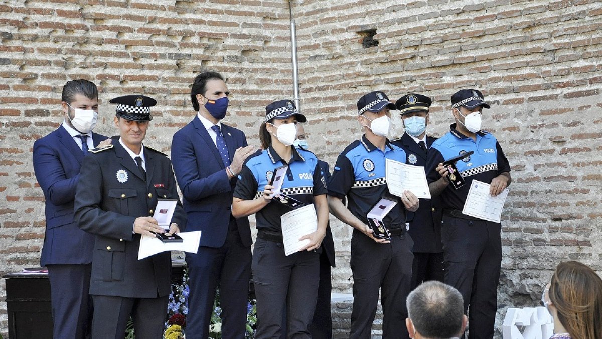 Agentes de la Policía Municipal recogen sus reconocimientos junto al concejal de Seguridad, el alcalde de Medina y el subdelegado del Gobierno, ayer. SGC