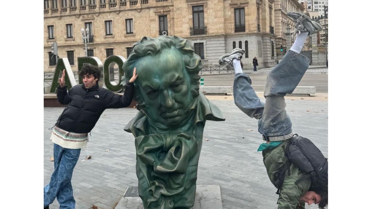Los Javis, con el Goya en la plaza Zorrila de Valladolid.-INSTAGRAM. SUMACONTET