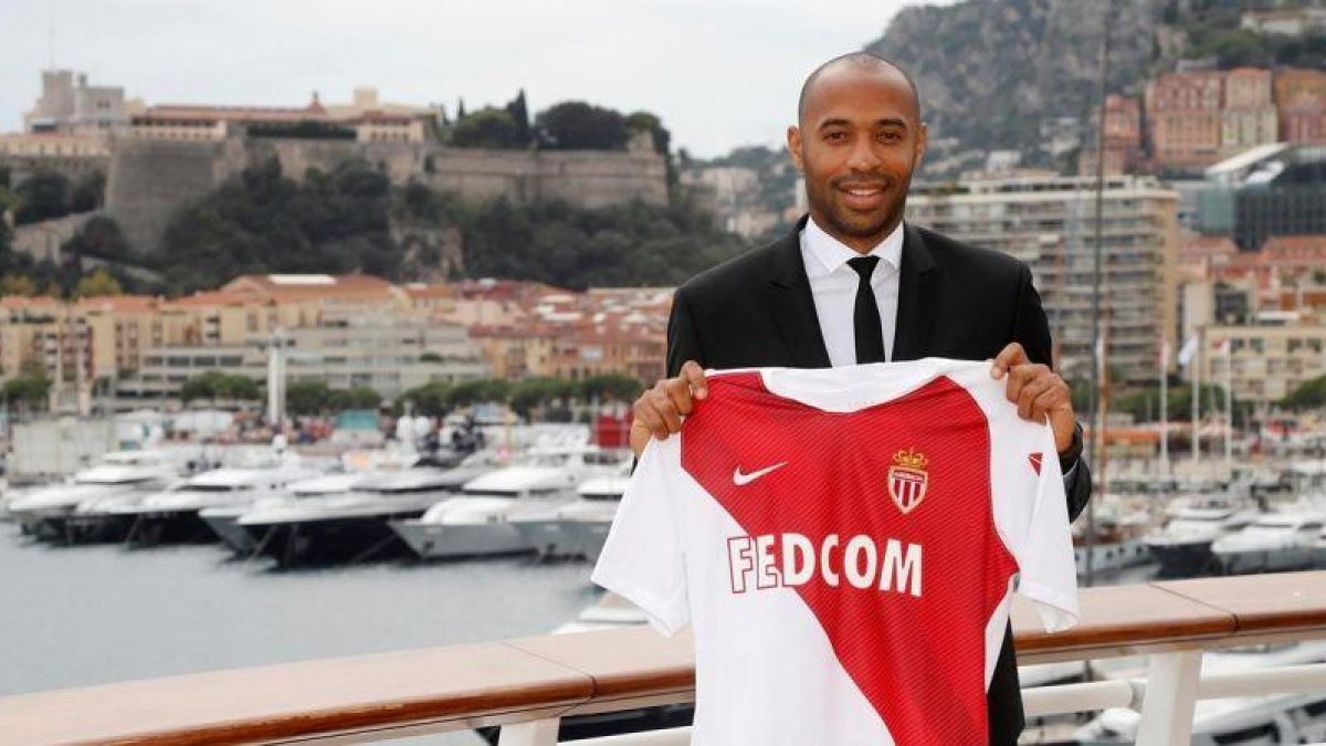 Thierry henry muestra la camiseta del Mónaco.-EL PERIÓDICO