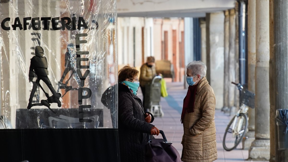 Dos vecinas conversan en una de las calles de Villalón. / LOSTAU