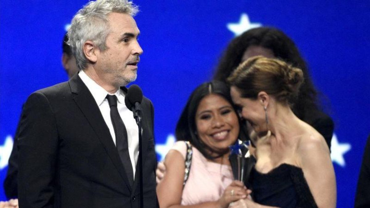 Alfonso Cuarón, Yalitza Aparicio y Marina de Tavira, en los premios Critics Choice-AP / INVISION / CHRIS PIZZELLO