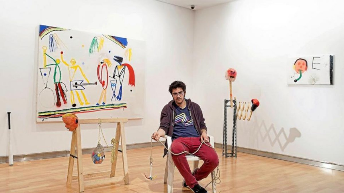 Eloy Arribas, en una imagen de archivo, posa junto a las obras que fueron exhibidas en el DA2 de Salamanca.-RICARDO SUÁREZ