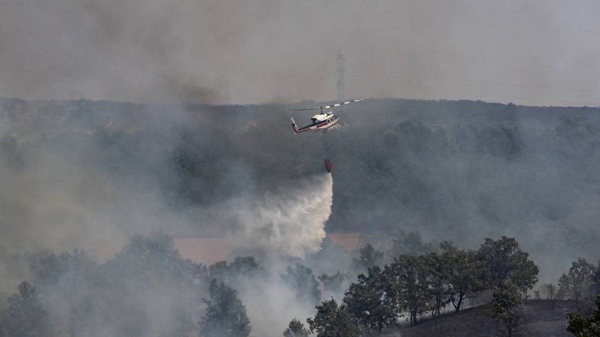 Efectivos terrestres de la Junta y un helicóptero sofocan un incendio cerca de la localidad leonesa de Carbajal de la Legua-Ical