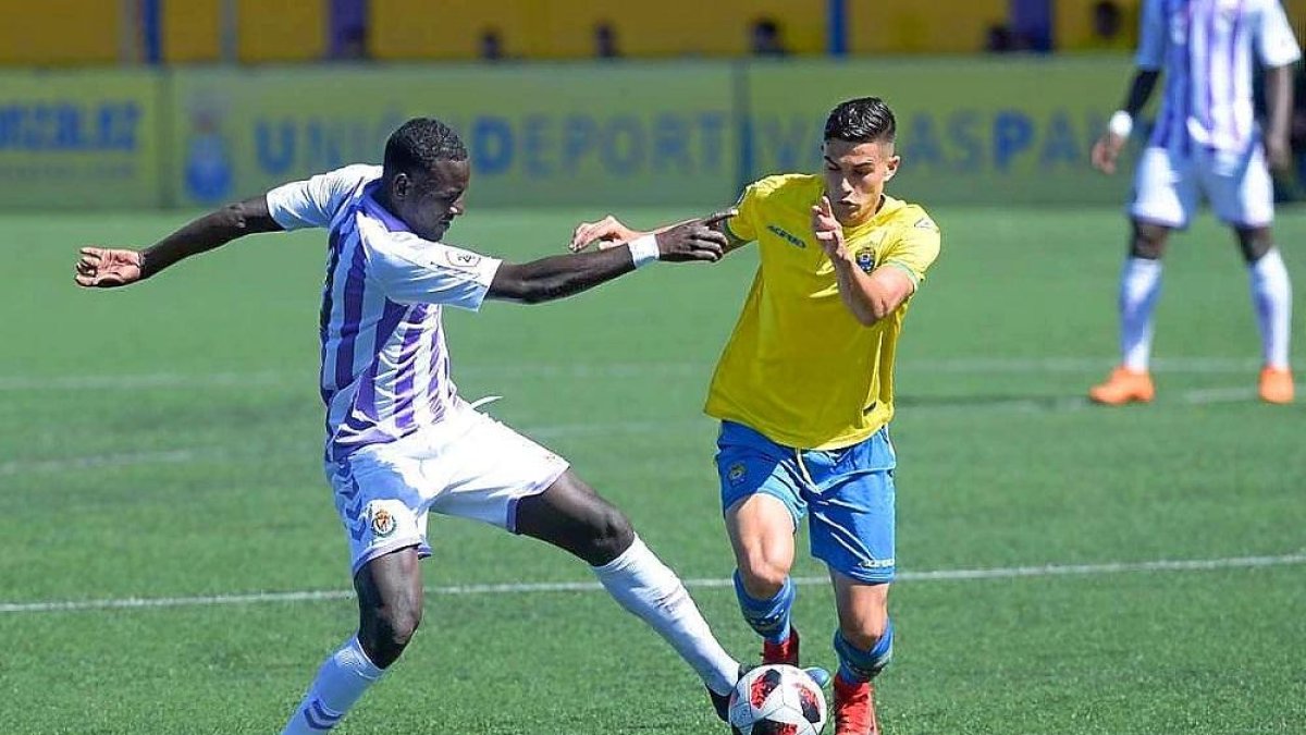 El Hacen intenta llevarse el balón ante un jugador canario.-JOSÉ CARLOS GUERRA