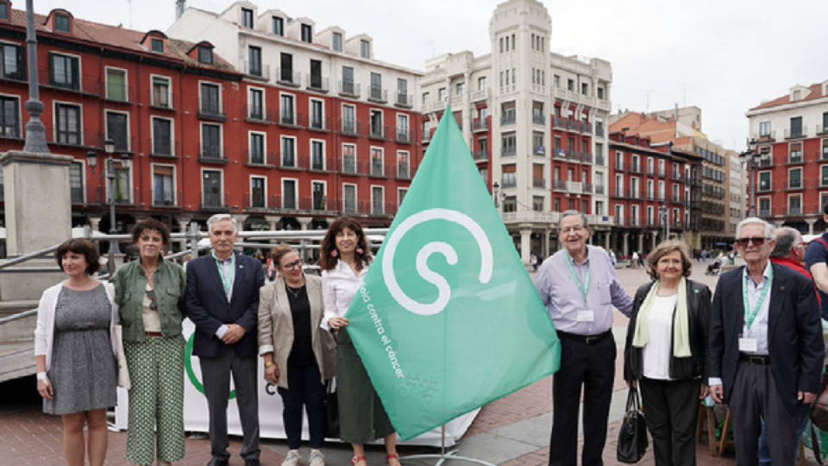 Artemio Domínguez, tercero por la izquierda, nuevo representante autonómico de la Asociación Española Contra el Cáncer en Castilla y León. ICAL