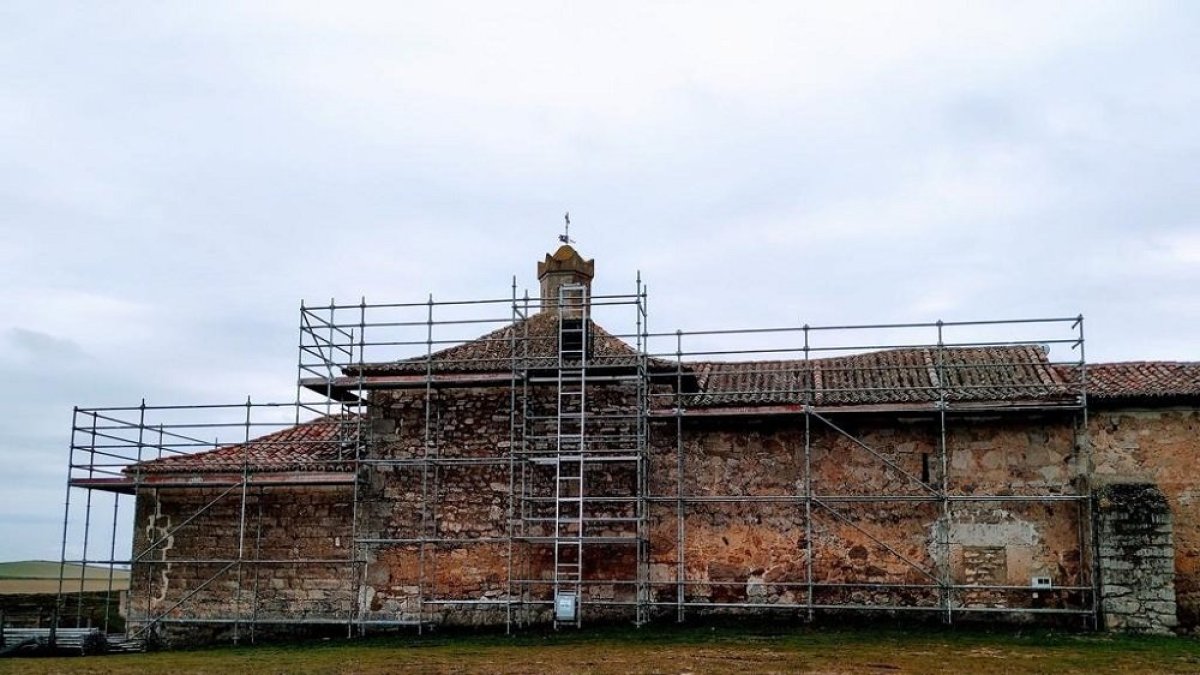 Andamios recién instalados en la ermita de Trigueros para comenzar las obras. A.T.