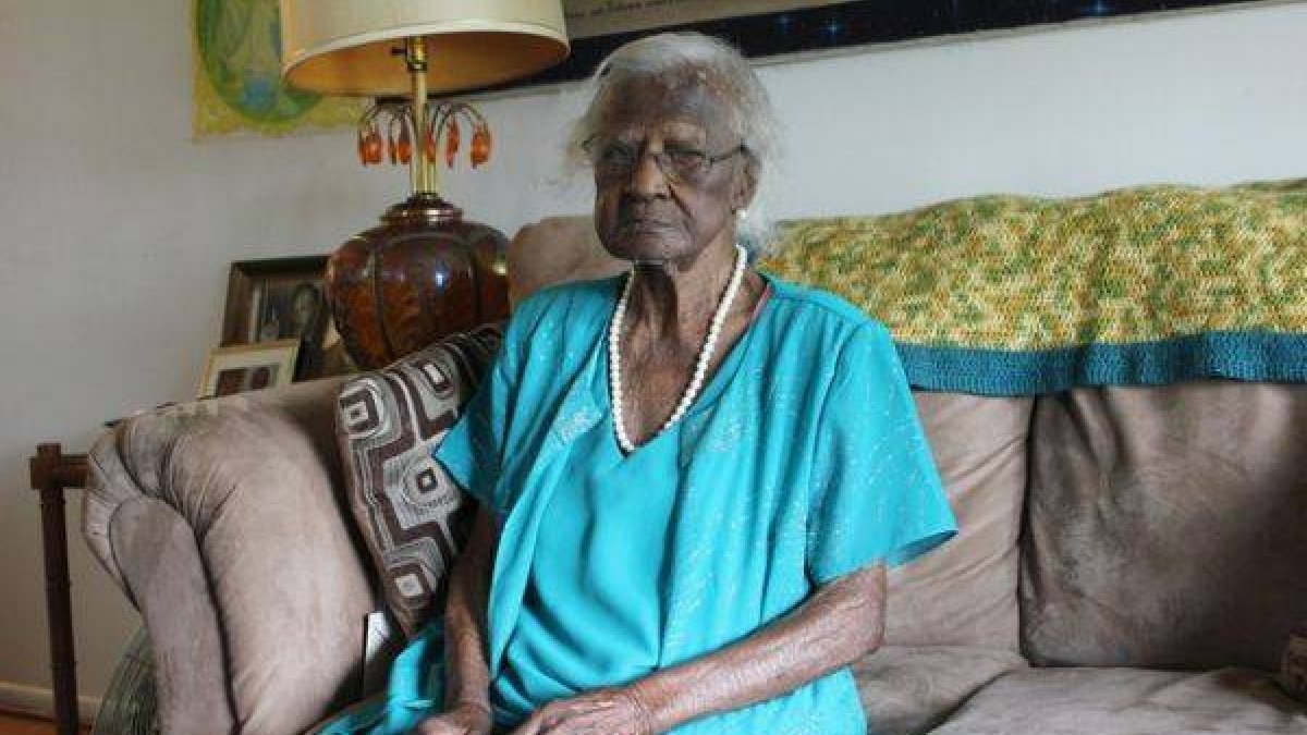 La anciana de 115 años Jeralean Talley posa para una foto en Inkster, Michigan.-Foto: AP