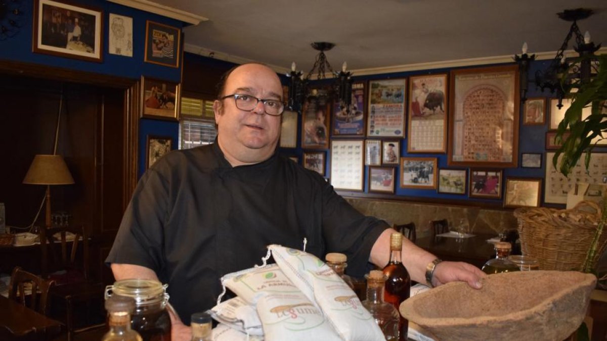 Jorge Pérez, en el comedor, con los saquitos de tela de Lenteja de La Armuña, con la contraetiqueta del Consejo Regulador de la IGP-ARGICOMUNICACIÓN