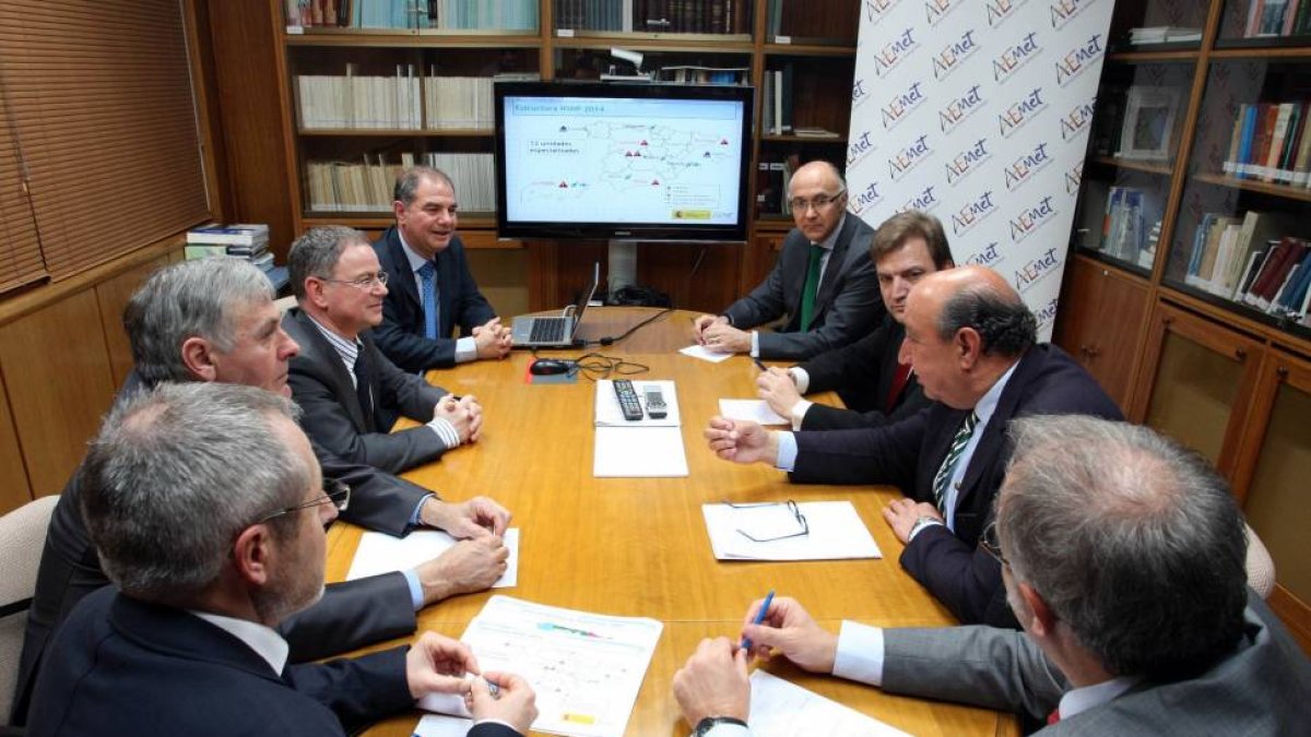 Los delegados del Gobierno de Castilla y León, Ramiro Ruiz Medrano, de Extremadura, Germán López (2D), y de La Rioja, Alberto Bretón (3D), mantienen una reunión para coordinar las acciones del nuevo sistema de predicción de la AEMET en Valladolid-Ical