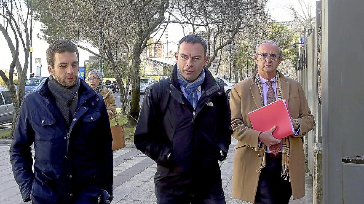 El vicepresidente de operaciones de Nissan, Alan Johnson, en el centro, acude a la reunión.-ICAL