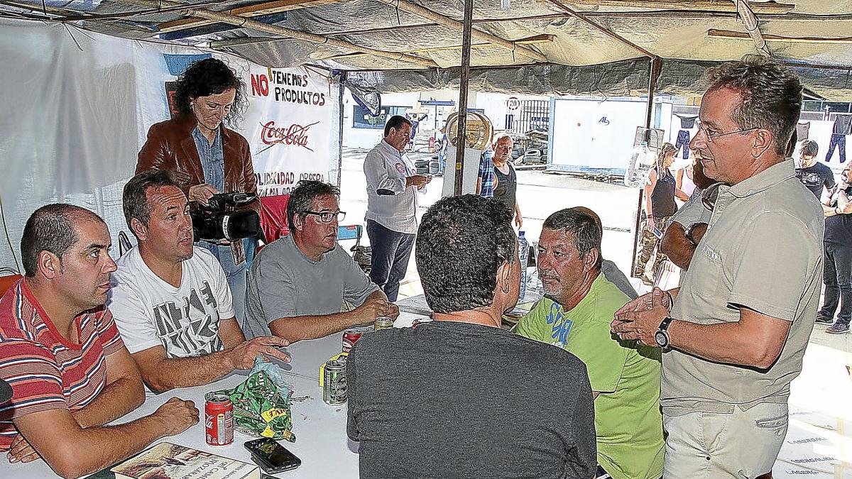 El secretario regional de UGT-FICA, Pedro Hojas(D), visitó ayer el campamento de los trabajadores de Vestas en Villadangos del Páramo (León).-ICAL